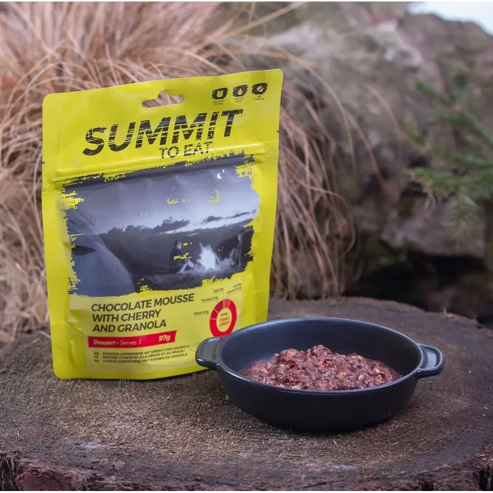 Summit To Eat Chocolademousse met granola en kersen Summit To Eat